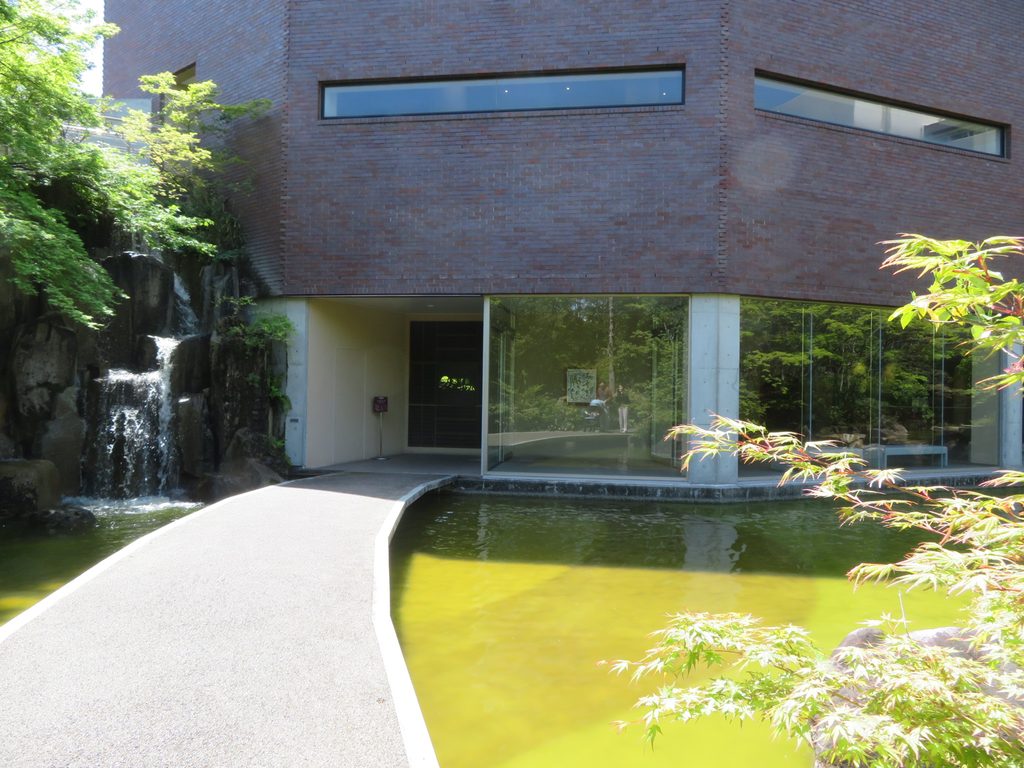 池のそばに建つあずきミュージアムの外観