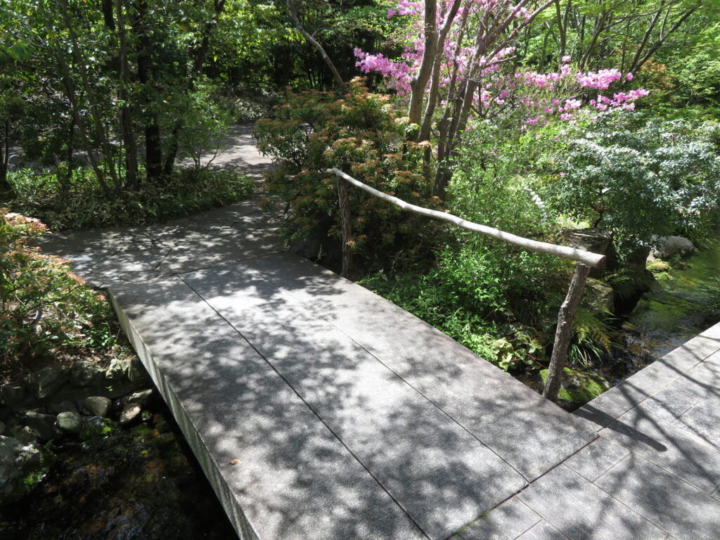御座候の店舗前にある橋
