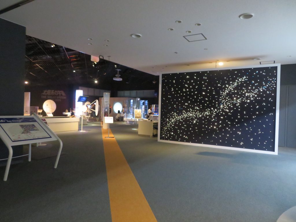 4階の宇宙エリアと星空を描いた壁