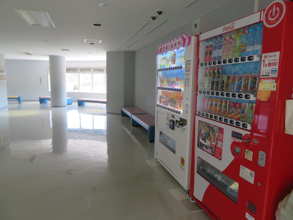 5階展望室の自動販売機とベンチ