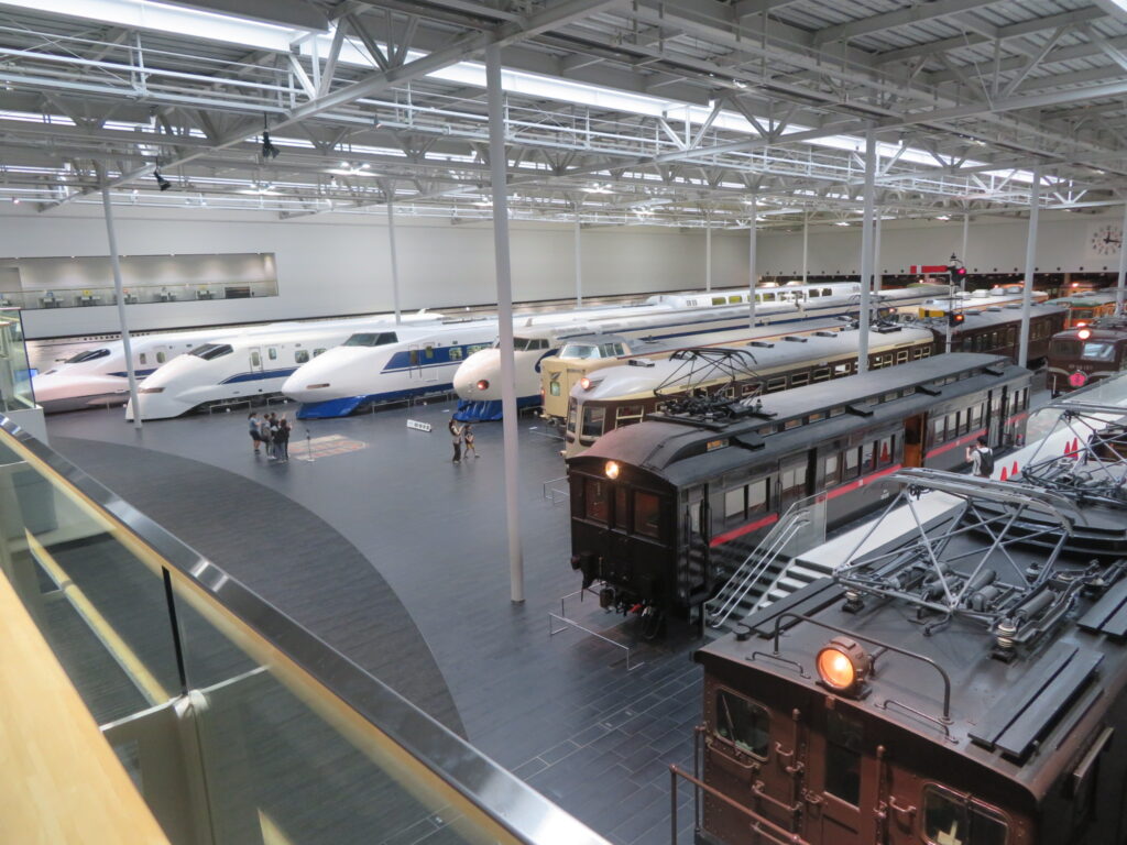 リニア・鉄道館の車両展示を2階から見た風景