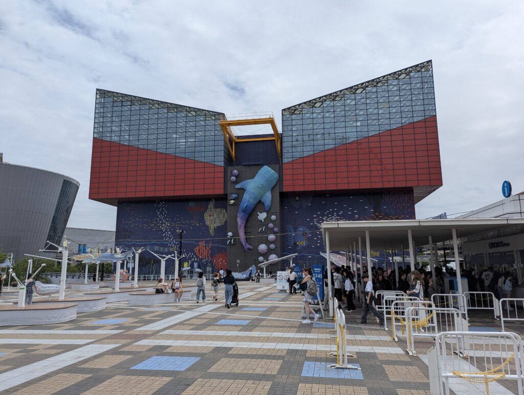 海遊館の外観とチケット売り場の待機列