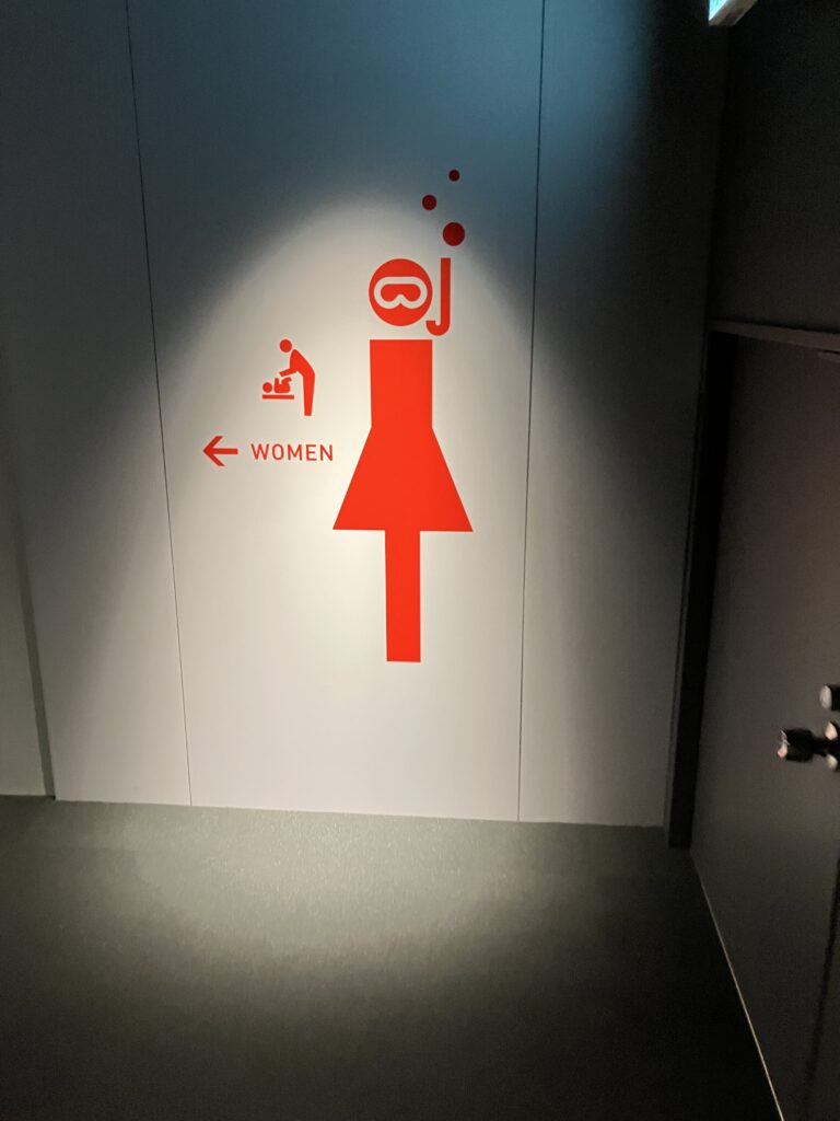 海遊館の女性トイレとおむつ替え設備の案内