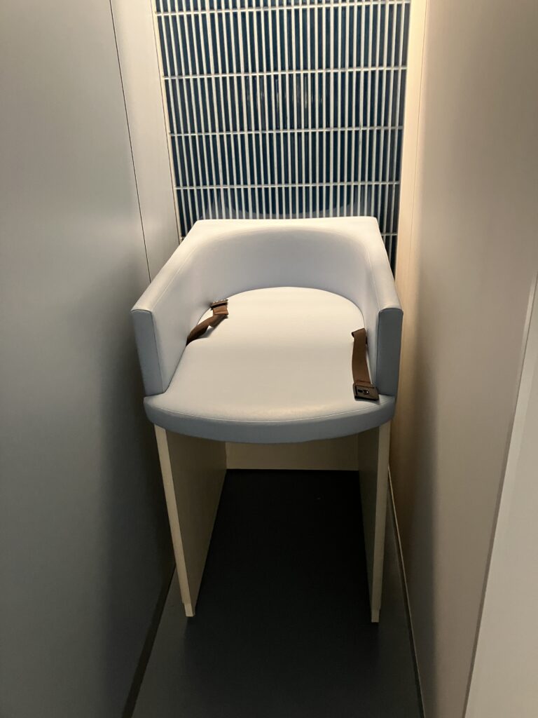海遊館のトイレ内に設置されたおむつ替え台