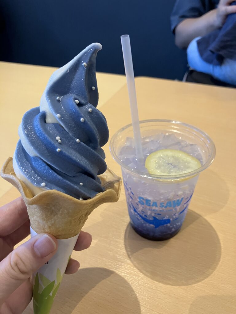 海遊館の館内カフェで注文したジンベエソフトと深海ソーダ