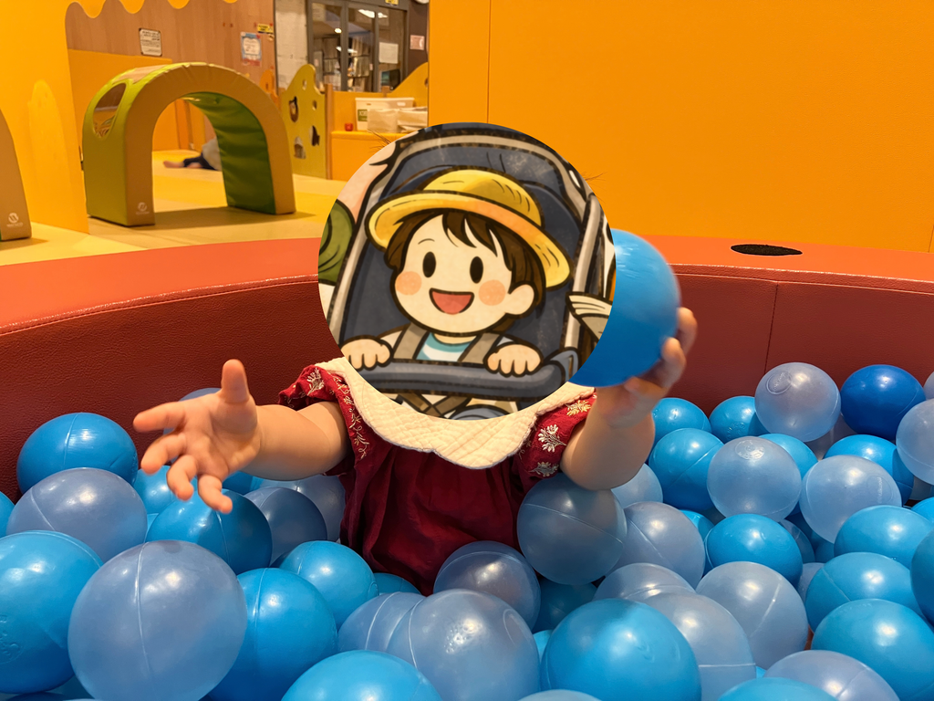 ボールプールで遊ぶ様子