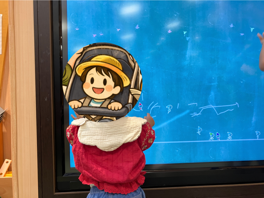 タッチ式の電子黒板で遊ぶ後ろ姿