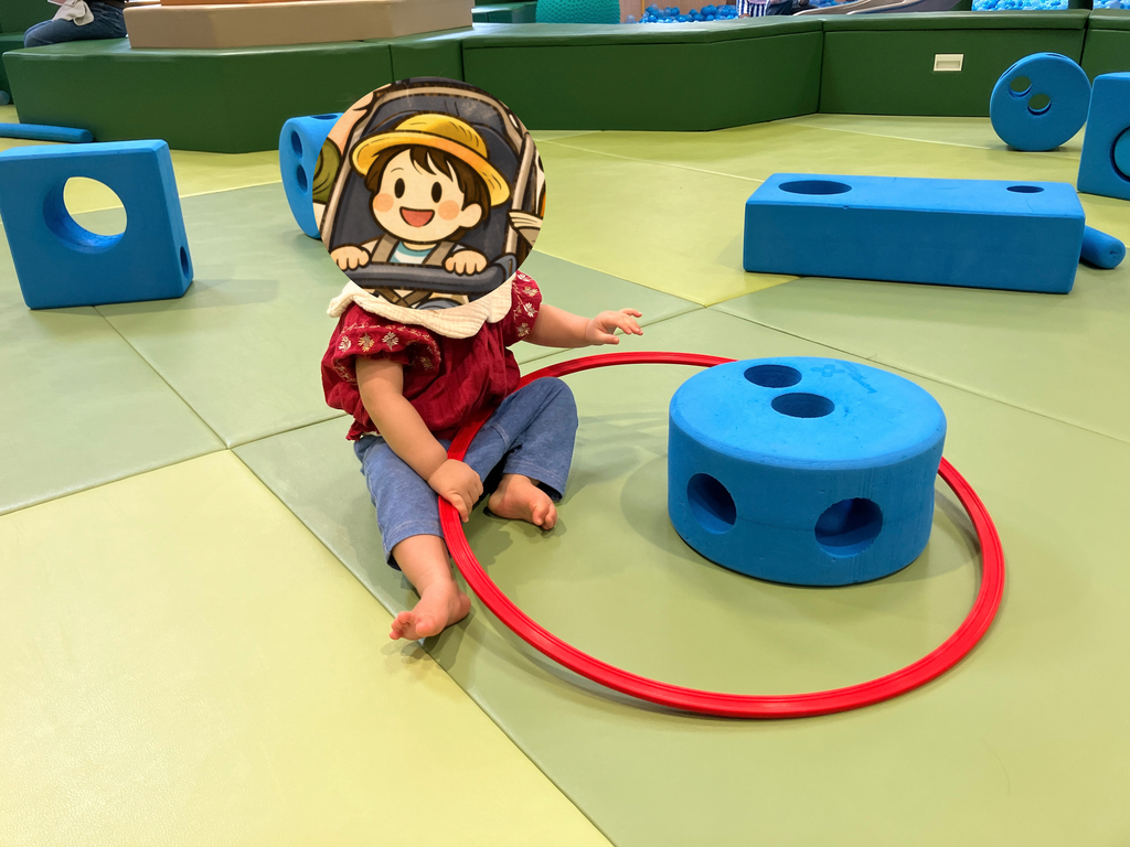 フープと発泡ブロックの遊具