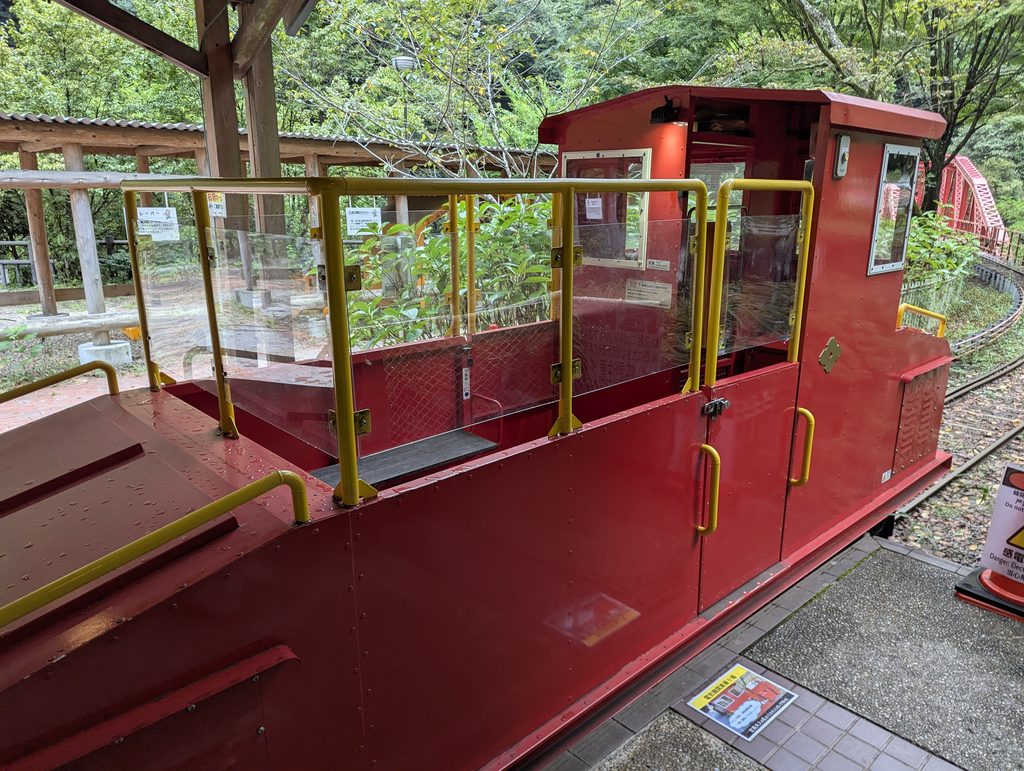 電気機関車キッズ専用車の外観。前面は屋根のない開放的な造り