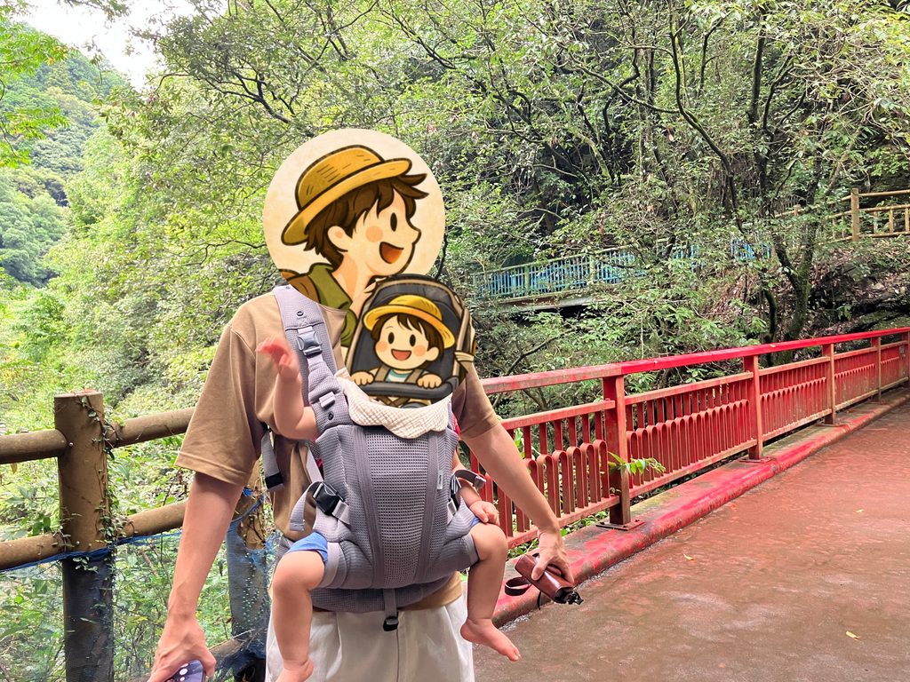 坑道を出た後の橋からの景色。緑に囲まれた渓流沿いの散策路