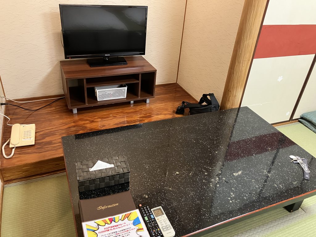 和室の座卓とテレビ