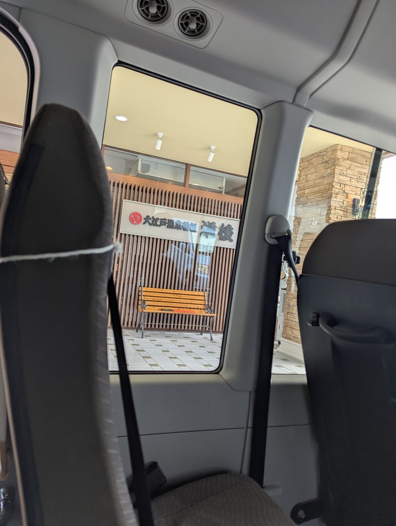 シャトルバスの車内