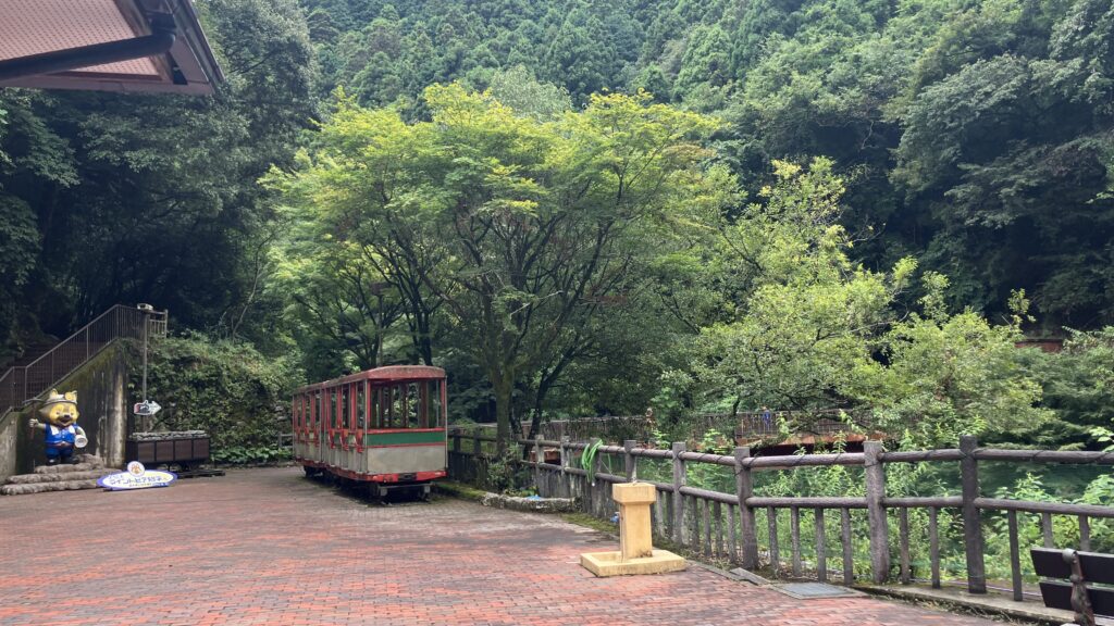 端出場エリアの敷地内、トロッコ車両と緑に囲まれた景色